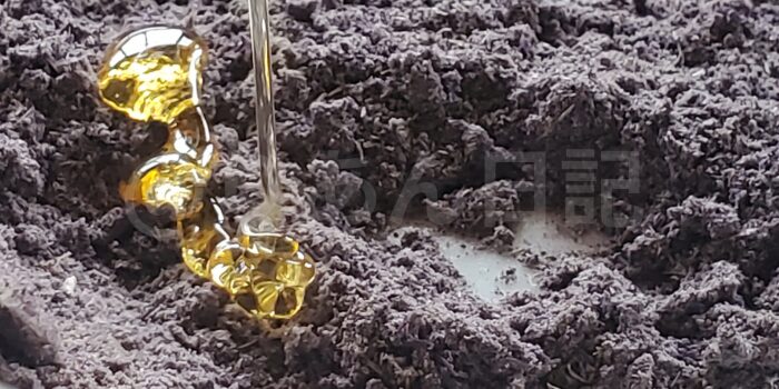 葛の花の粉にはちみつを加えています