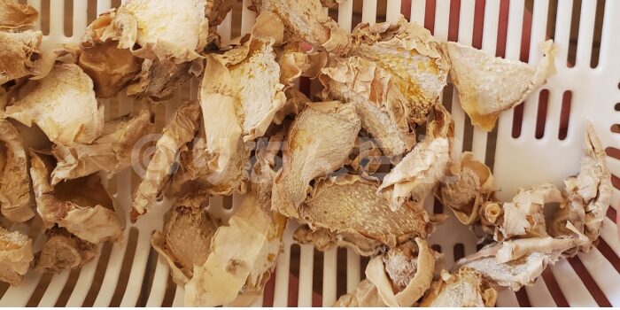 蒸してスライスして天日干しした生姜、乾姜